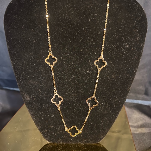 Chic Gold Clover Pendant Necklace - Picture 4 of 5